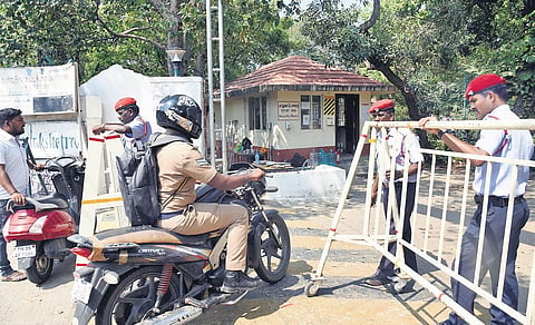 Police have barricaded the road near Kalakshetra at Thiruvanmiyur following the arrest of faculty. (Photo | Martin Louis, EPS)