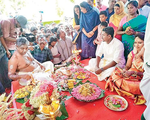 A priest conducts the wedding ceremony of Sarath Sasi and Anju Ashok on the Cheravally Muslim Jama’ath Mosque premises.(File photo)