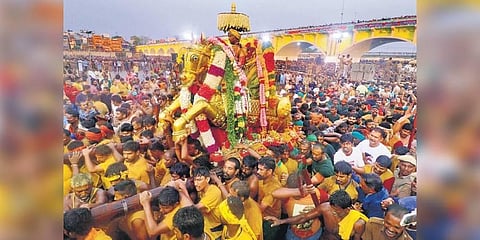 Ten lakh devotees took part in Kallalagar festival in Madurai on Friday | K K Sundar