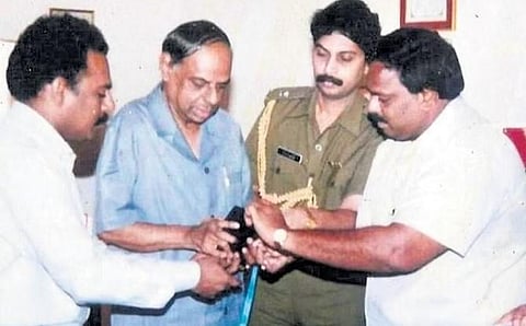 BVS Kumar being appreciated by the former Andhra Pradesh Governor C Rangarajan. (Photo | EPS)
