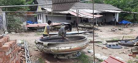 Workers of Sivananda Handicrafts giving final touches to a large cauldron (vaarppu) at Mannar in Alappuzha | Express