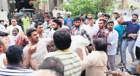 Narsaraopet tense as YSRC-TDP workers clash