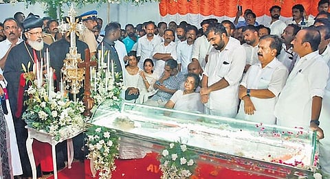 Last respects being paid to former chief minister Oommen Chandy when the body was brought to his under-construction house at Puthuppally in Kottayam on Thursday. (Photo | A Sanesh)