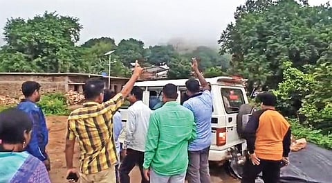 Representatives of Odisha raising slogans against AP officials in Kotia | Express