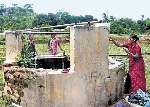Women drawing water from an open well at Nakinoor | S dinesh