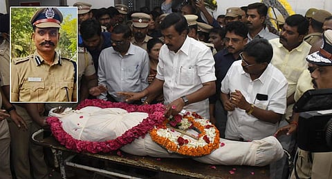 Minister MP Saminathan pays floral tributes to Coimbatore range DIG Vijay Kumar at CMCH in Coimbatore on Friday. (Photo | S Senbagapandiyan, EPS)
