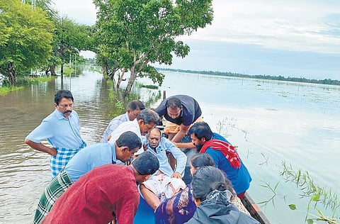 Volunteers shifting people stranded in flooded areas of Kuttanad to safer places in a boat