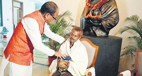 Madhya Pradesh Chief Minister Shivraj Singh Chouhan meets Dashmat Rawat and washes his feet at CM House in Bhopal. (Photo | ANI)