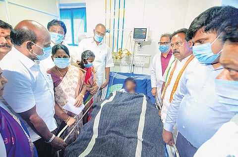 Ministers Ma Subramanian and N Kayalvizhi Selvaraj calling on the victims at Tirunelveli multispeciality hospital | V KARTHIKALAGU