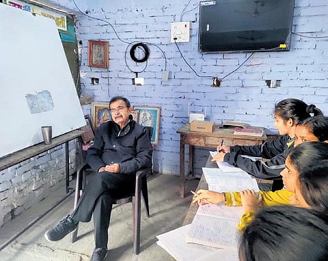 IPS officer and educationalist Abhayanand, the co-founder of Super 30, taking a IIT JEE classroom session. (Express)
