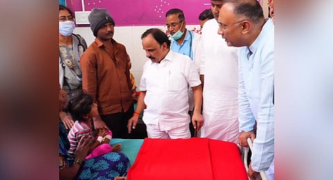 Minister D Sudhakar visited Chitradurga District Hospital along with Health Minister Shri Dinesh Gundurao and inquired about the health of those who fell ill after consuming contaminated water.