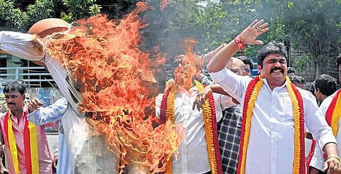 Kannada activists protest against the release of water to TN, in Benglauru on Friday | Shashidhar Byrappa