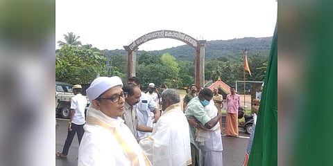 Sree Chelliyammal temple devaswom authorities receive the Nabidinam rally of the Badriyya Juma masjid, in Yendayar, on Thursday