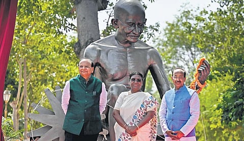 President Droupadi Murmu with Delhi Lt. Governor VK Saxena and Gandhi Smriti and Darshan Samiti vice chairman Vijay Goel at unveiling of a statue of Mahatma Gandhi and inauguration of ‘Gandhi Vatika’