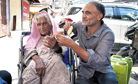 Farooq Ahmed with his ailing mother at his tea stall in Srinagar | zahoor punjabi