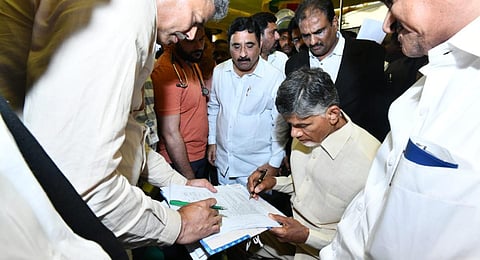 APCID officials with a large contingent of police arrived at RK Function Hall, where the TDP chief was staying in his caravan.(Photo | Express)