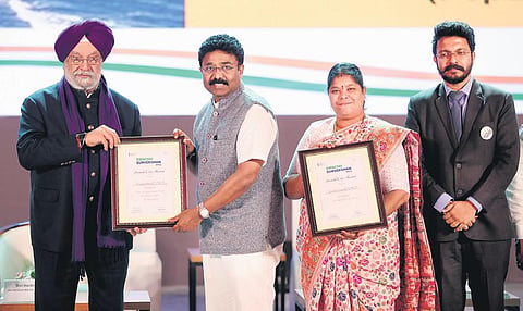 Union minister Hardeep Puri presenting the award to State MAUD minister A Suresh. Vizag Mayor G Venkata Kumari & GVMC chief Saikanth Varma were present | Express