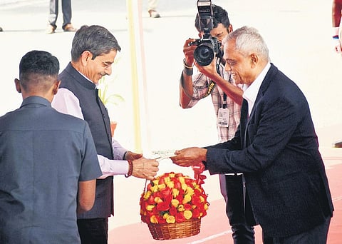 Periyar University vice-chancellor R Jagannathan receiving Governor RN Ravi at the university in Salem on Thursday | V Sakthi