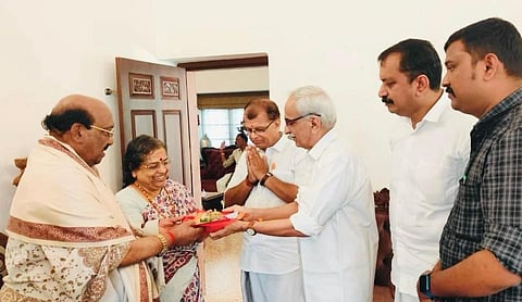 SNDP Yogam general secretary Vellappally Natesan and his wife Preethi Natesan receiving ‘akshatham’ from RSS prantiya karyakari A R Mohan at his house at Kanichukulangara in Alappuzha on Thursday