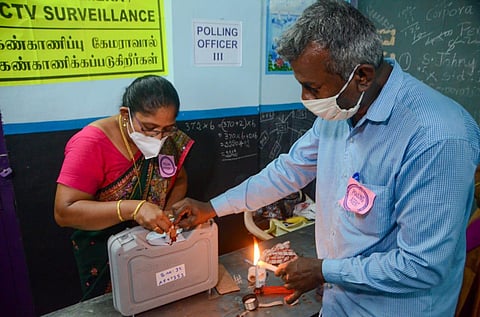 Election officers sealing a EVM VVPAT machine at Perumalpuram in Tirunelveli (File Photo | EPS/V Karthikalagu)