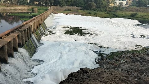 Indrayani River : पुन्हा फेसाळली इंद्रायणी नदी!, नदीत सोडले रसायनयुक्त पाणी
