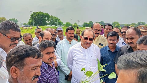 Radhakrishna Vikhe Patil visit Akola Crop Damage area