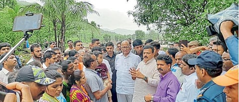 गावापासून दूर पुनर्वसनाची तिवरे ग्रामस्थांची पवारांकडे मागणी