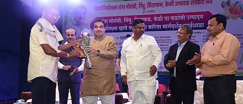 मनोज जवंजाळ यांचा गौरव करताना केंद्रीय मंत्री नितीन गडकरी.