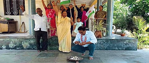 कापूस, कांदा धोरणाबाबत सरकारचा निषेध करत शेतकरी संघटनेचे प्रदेशाध्यक्ष अनिल घनवट यांनी श्रीगोंदा फॅक्टरी येथे आपल्या राहत्या घरी आंदोलन केले.