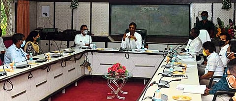 वाल्मी व जलसंधारण आयुक्त कार्यालयाच्या बैठकीत मार्गदर्शन करताना जलसंधारण मंत्री शंकरराव गडाख.