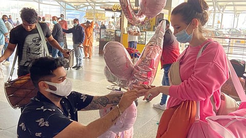 Anubhav proposes to Anna at the airport.