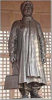 Supreme Court curbs Mayawatis statue spree