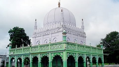 Ladle Mashak Darga at Aland