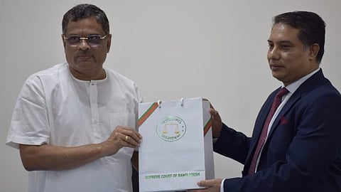 ನ್ಯಾ. ಮುಸ್ತಾಕ್ ಅಹಮದ್ ಅವರು ನ್ಯಾ. ಕೃಷ್ಣ ಎಸ್. ದೀಕ್ಷಿತ್ ಅವರಿಗೆ ಸ್ಮರಣಿಕೆ ನೀಡಿದರು.