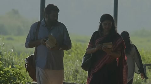 Music video of 'Minnum Thaarangal' from Kadha Innuvare out