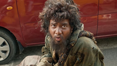 Kavin fakes disability in Bloody Beggar's Beggar Peek