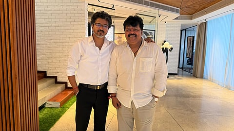 Sriman meets CM Vijay, wishes him luck for his visit to Delhi to meet PM Modi