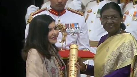 Alka Yagnik conferred with Padma Bhushan by President Droupadi Murmu
