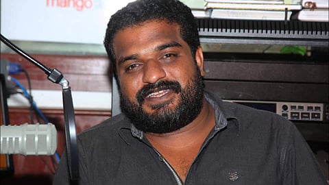 Dileesh Pothan in Vaarikuzhiyile Kolapathakam