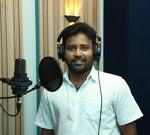 Dinesh starts dubbing for Pallu Padama Paathuka