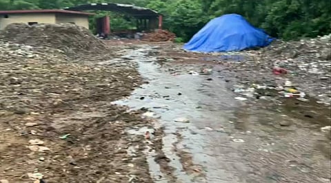 पालिकेचा दुमाणे येथील कचरा प्रक्रिया प्रकल्पातील कचरा उघड्यावर, टाकल्याने जलस्त्रोत प्रदुषीत होत आहे.
