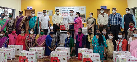 अस्नोडा : म्हापसा रोटरी क्लबने पुरस्कृत केलेल्या शिवणयंत्रांचे अस्नोड्यातील महिलांना मोफत वाटप करताना मुख्यमंत्री डॉ. प्रमोद सावंत. बाजूला निळकंठ हळर्णकर, ईशा सावंत, मनेश हरी केदार, दीक्षा कांदोळकर, सपना मापारी, अभिजित वाळके, सचिन मेणसे व इशान उसपकर.