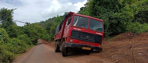 Goa: कंत्राटदाराच्या अक्षम दुर्लक्षामुळे वाळपाई- फोंडा रस्त्याची वाताहत