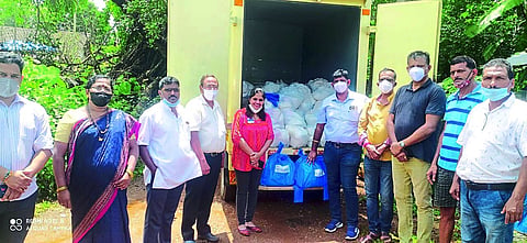 Goa: Valpoi Congress Distributing essential things to those who suffered loss during recent floods