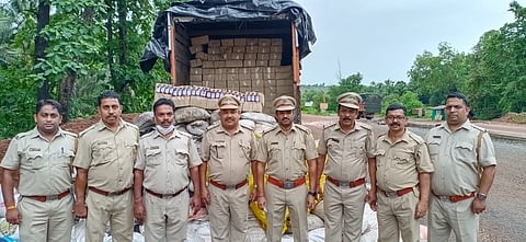 पत्रादेवी चेक नाक्यावरून अनेक वेळा चोरटी दारूचा व्यवहार चालू असतो .