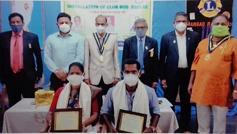 आके बायश प्राथमिक आरोग्य केंद्राचे गौरव करण्यात आलेले कर्मचारी राधिका पागी व कपिल वेळीप यांच्या समवेत अविनाश प्रभुदेसाई, डॉ. मनोज प्रभुदेसाई, अजय देसाई, व्लारिको रॉड्रिग्स, सर्वानंद फळदेसाई, विठोबा देसाई