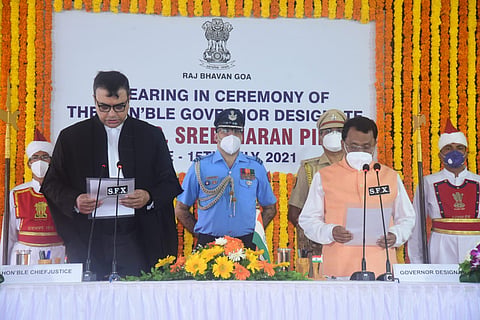 गोव्याचे नवनियुक्त राज्यपाल श्रीधरन पिल्लई यांनी आज मुंबई उच्च न्यायालयाचे मुख्य न्यायमूर्ती दिपांकर दत्ता यांच्या उपस्थितीत राजभवनात राज्यपाल पदाची शपथ घेतली.