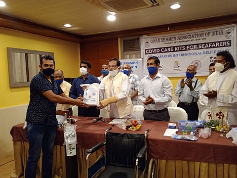 गोमंतकीय खलाशाला वैद्यकीय उपकरणे व औषध प्रदान करताना केंद्रीय राज्यमंत्री श्रीपाद नाईक, गोवा खलाशी असोसिएशनचे अध्यक्ष फ्रॅंक व्हिएगश, फा. डोएल डायस व इतर पदाधिकारी.
