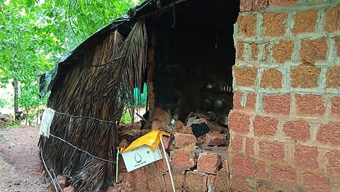 पावसाने घराची भिंत कोसळली