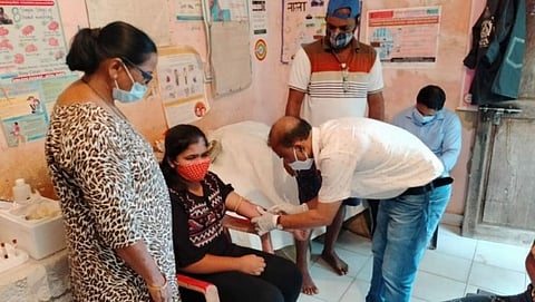 काणकोण सामाजिक आरोग्य केंद्रात 5 ते 17 वयोगटातील मुलांच्या रक्ताचे नमुने घेतांना आरोग्य केद्राचे कर्मचारी.
